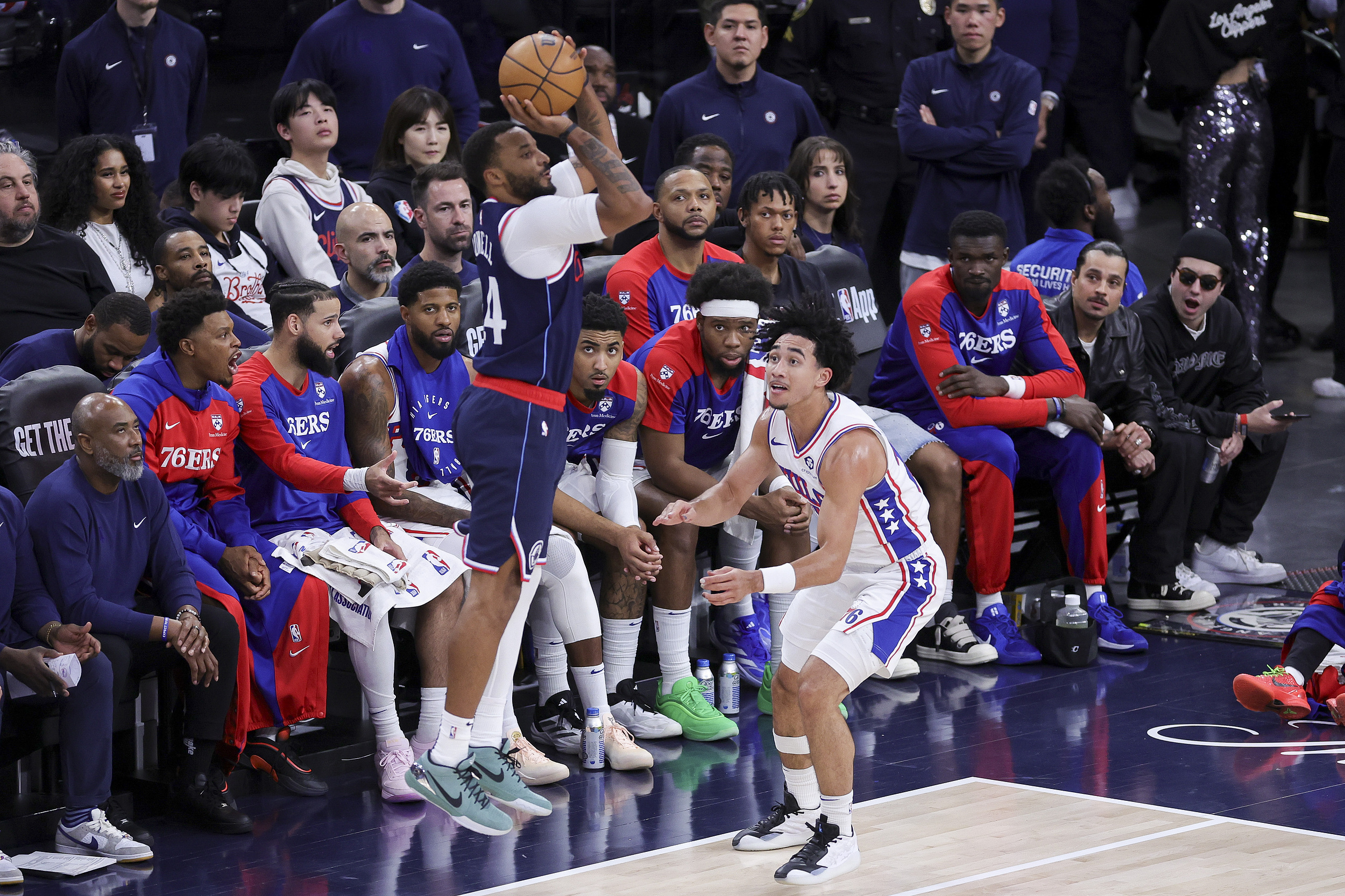 包含太阳队员全面爆发主场取胜，艾顿发挥出彩稳住领先的词条