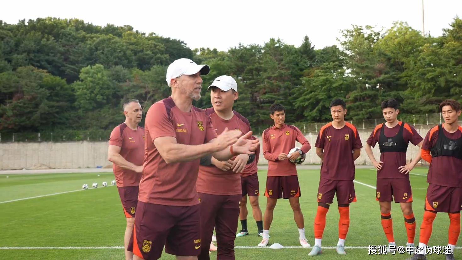 包含高温天气下中超比赛受影响，球员体能受考验的词条