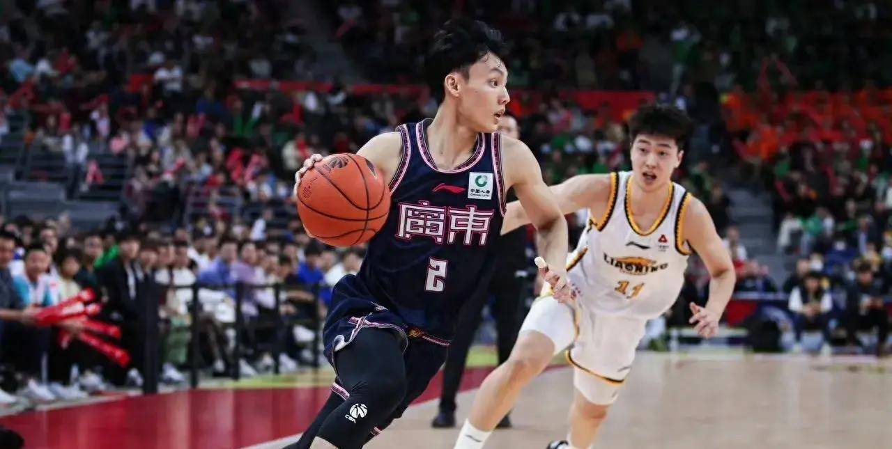 关于广东宏远队大胜，领先本赛季排名的信息
