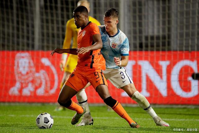 德国乙级联赛排名第一和第二的球队对决