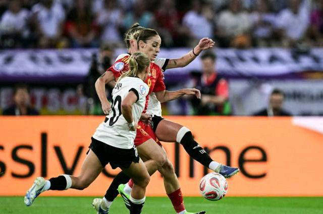 德国女足运动员集体努力，战胜对手赢下比赛的简单介绍