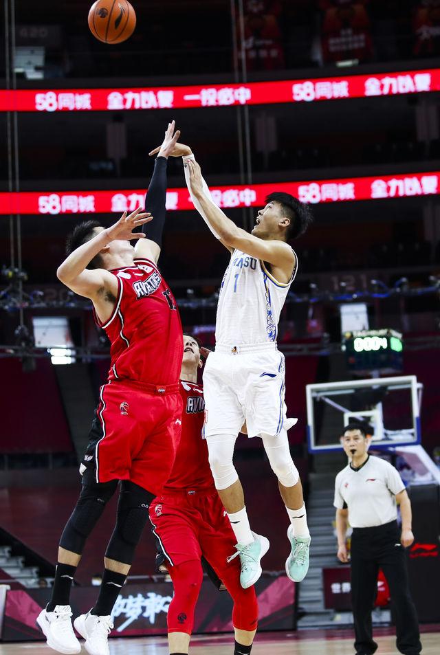 瑞士男篮表现不俗，争夺胜利冲刺领先