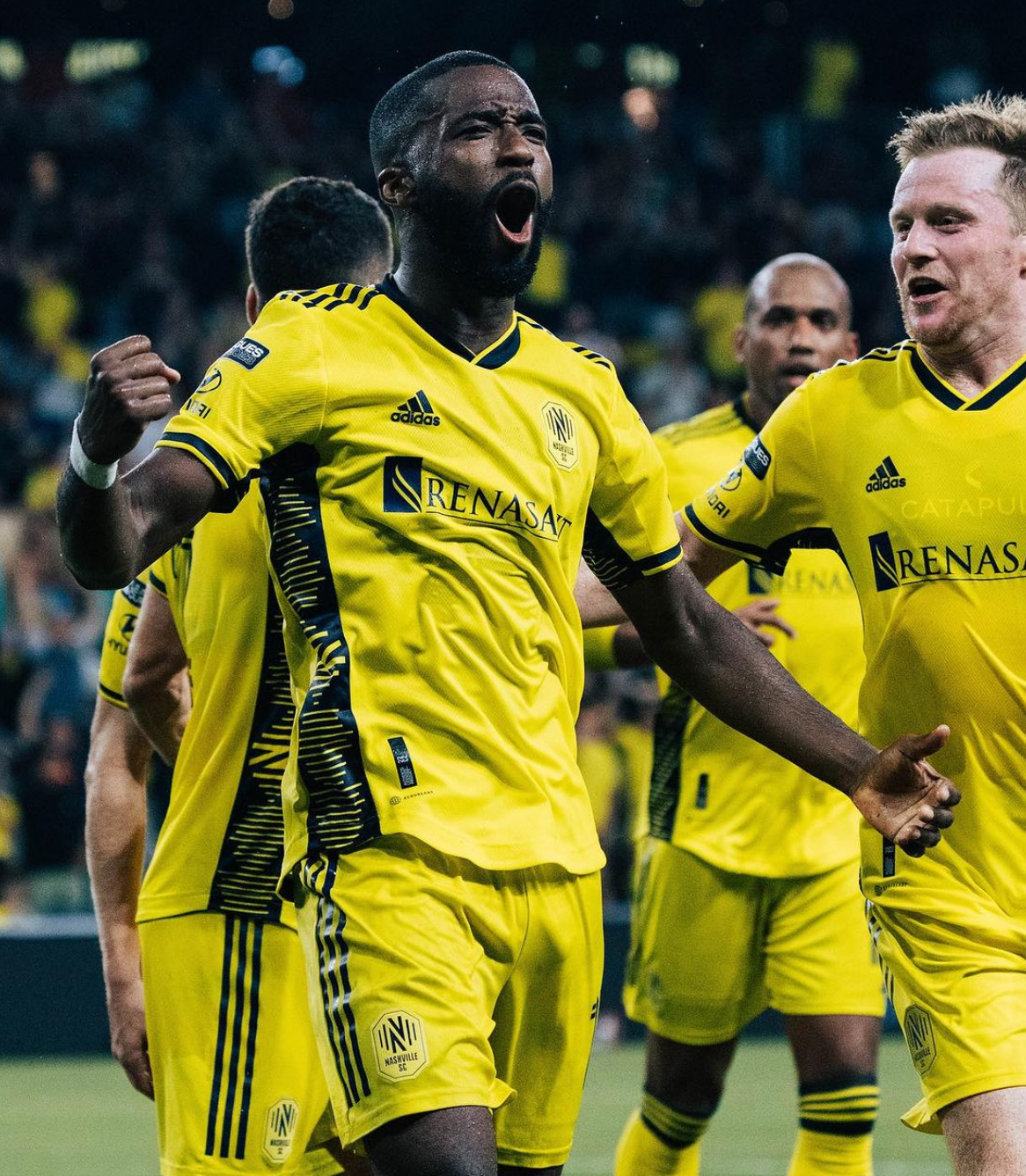 od体育娱乐-沙尔克队员全力以赴取得胜利