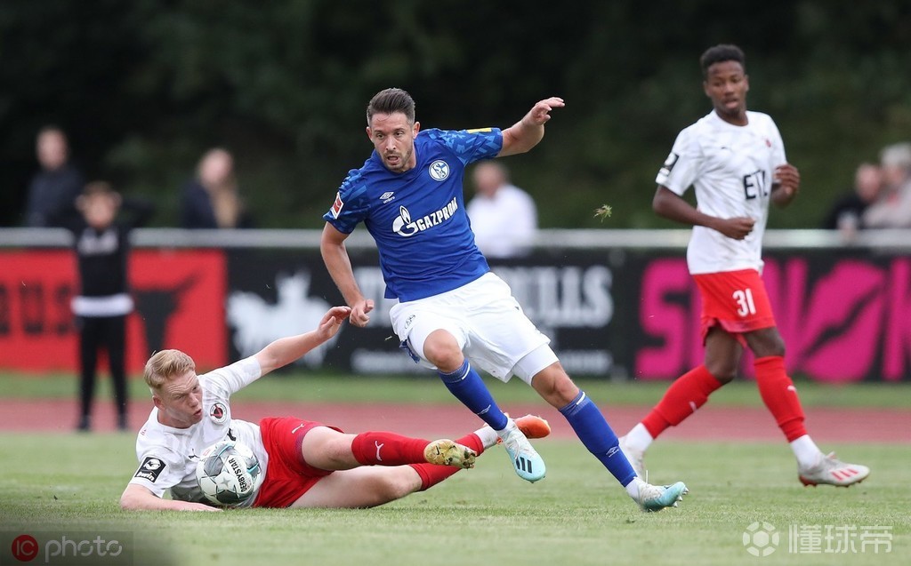 沙尔克队员全力以赴取得胜利