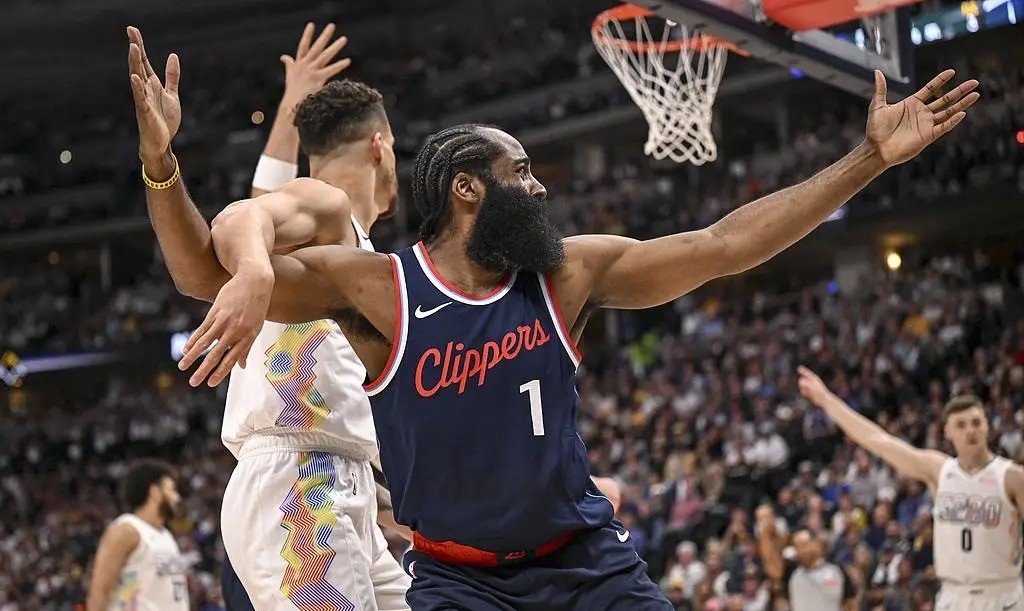 猛龙与快船交锋，呈现激烈对抗的简单介绍