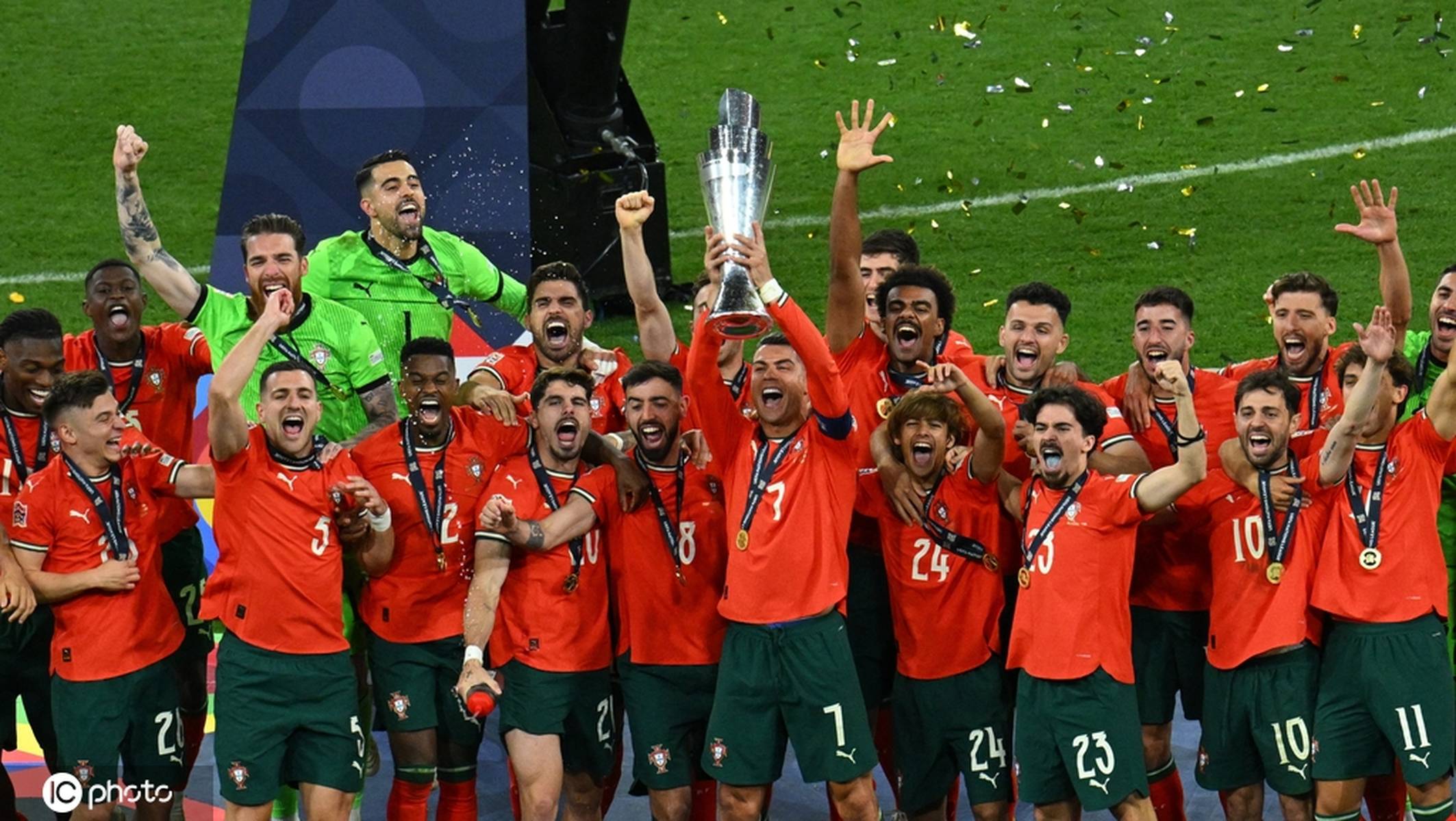 包含葡萄牙队击败匈牙利，实现梦想般晋级的词条