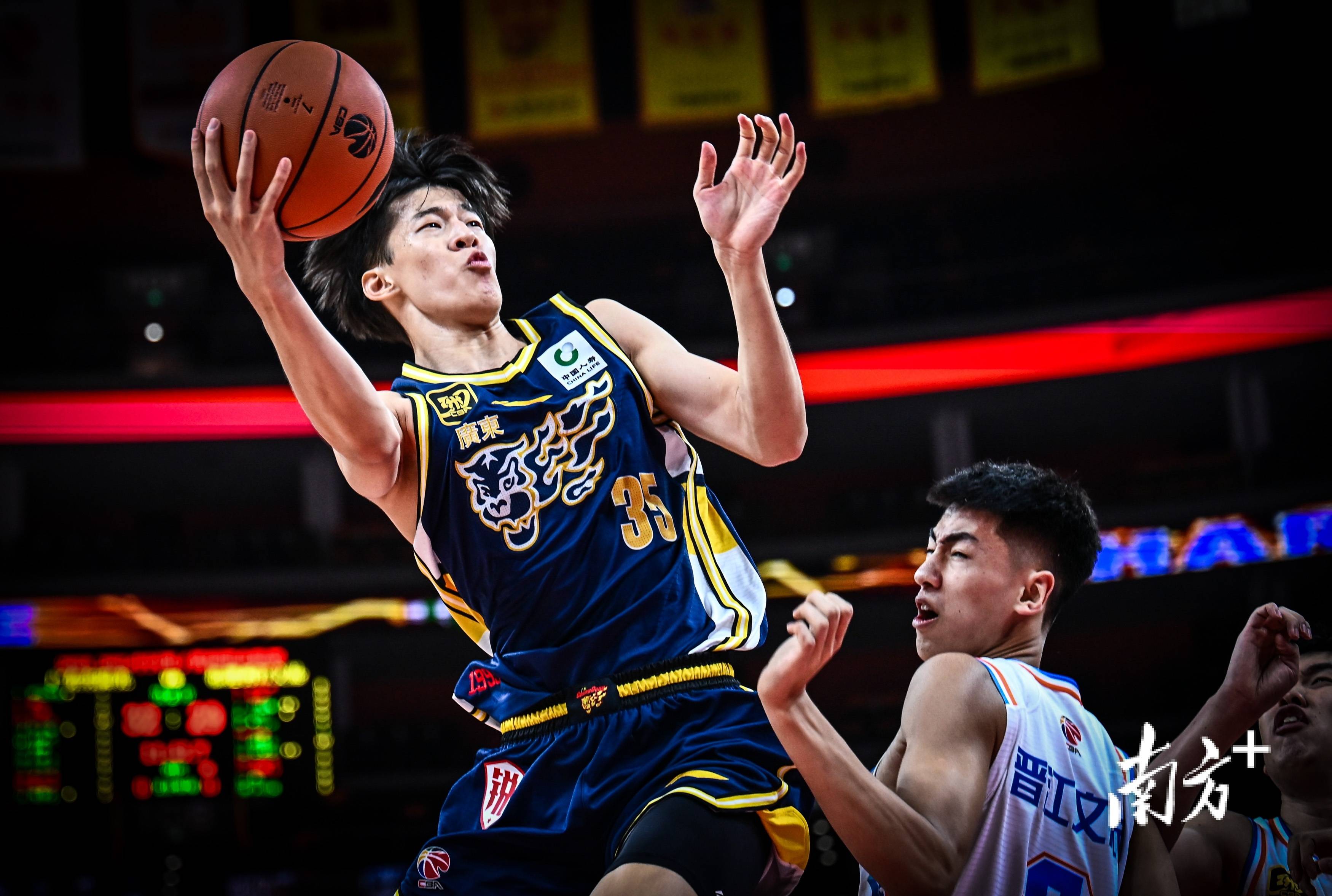 广东球队击败对手，获得胜利晋级