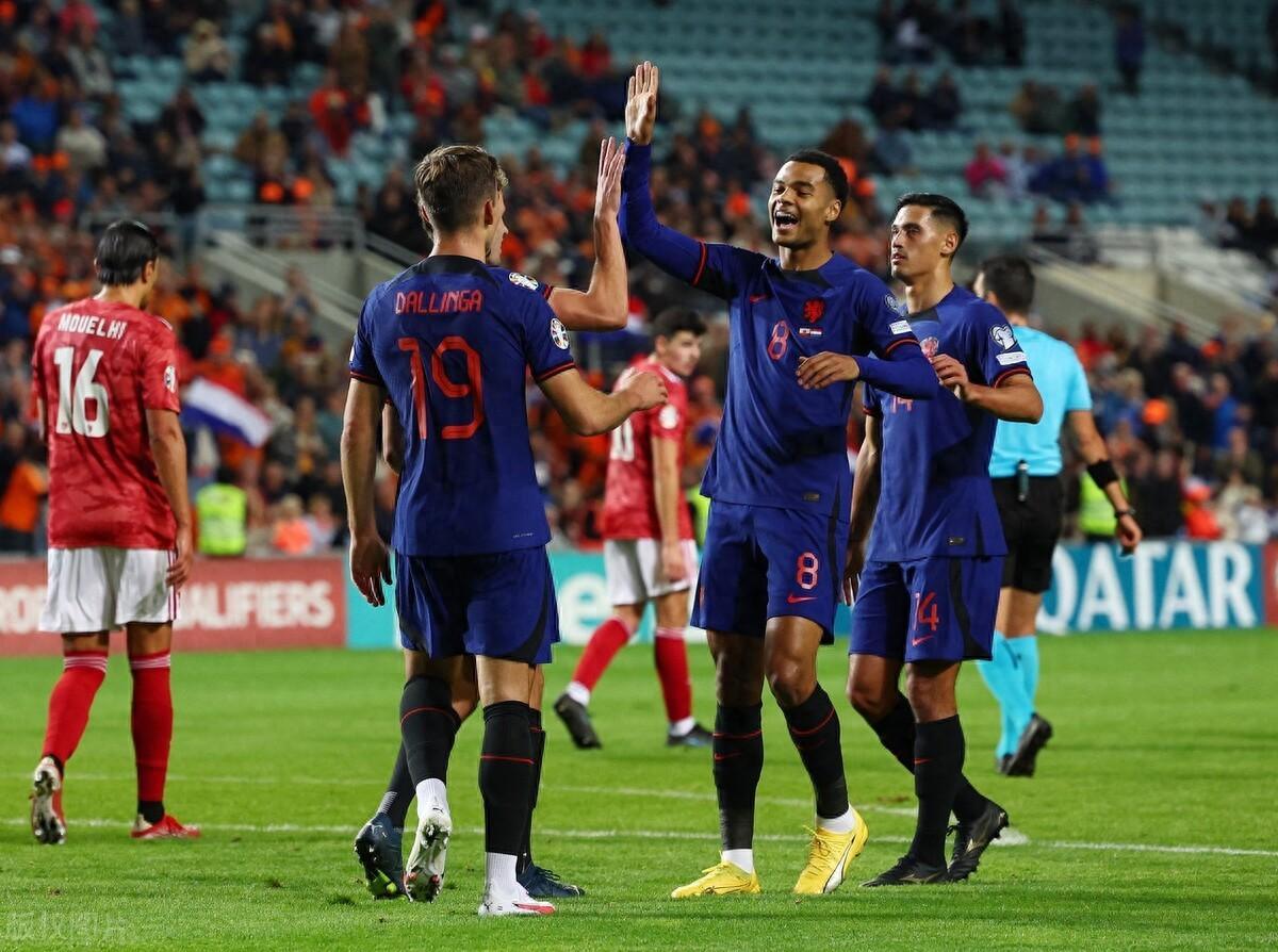 荷兰队赢得比赛，晋级欧锦赛决赛